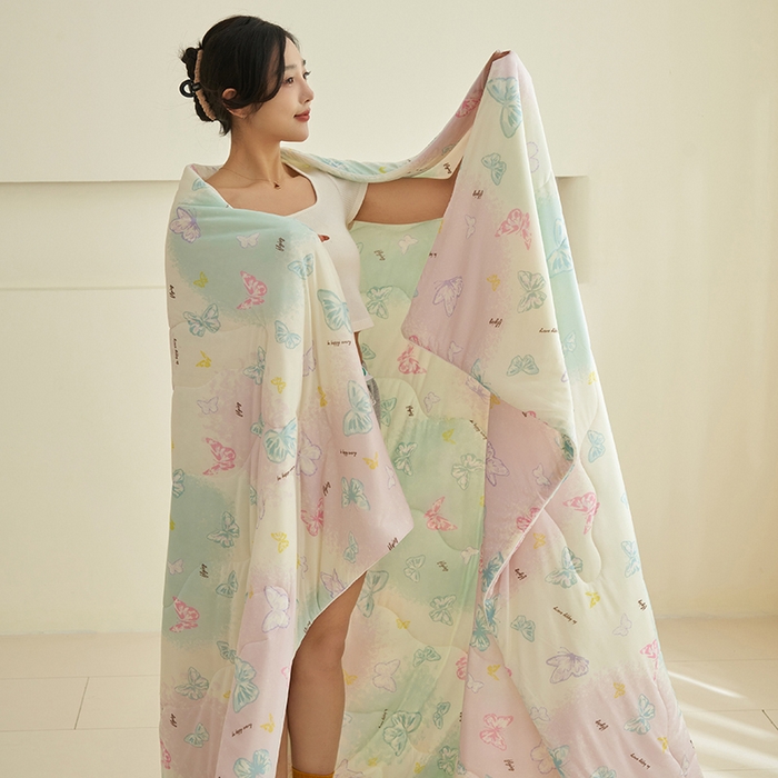 91家纺网 家纺一手货源 找家纺 畅销被业 2025新款凉感丝卡通系列印花夏被 蝴蝶粉