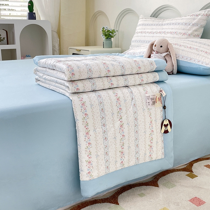 91家纺网 家纺一手货源 找家纺 宜家坊 2025新款全棉夏被碎花卡通小清新简约纯棉夏凉被夏被四件套三件套 水苏花条纹