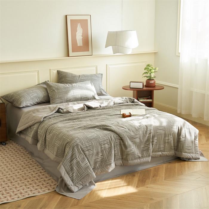 91家纺网 家纺一手货源 找家纺 金鹰 2025新款A类纯棉提花水洗棉全棉空调被大豆夏被四件套 米卡格-浅灰