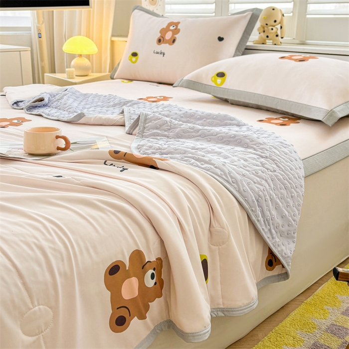 91家纺网 家纺一手货源 找家纺 雯豆2025夏季新品冰丝碳光凉席+凉感丝印花夏被四件套卡通小清新绑带席子四件套 冰丝夏被四件套-咖啡小熊