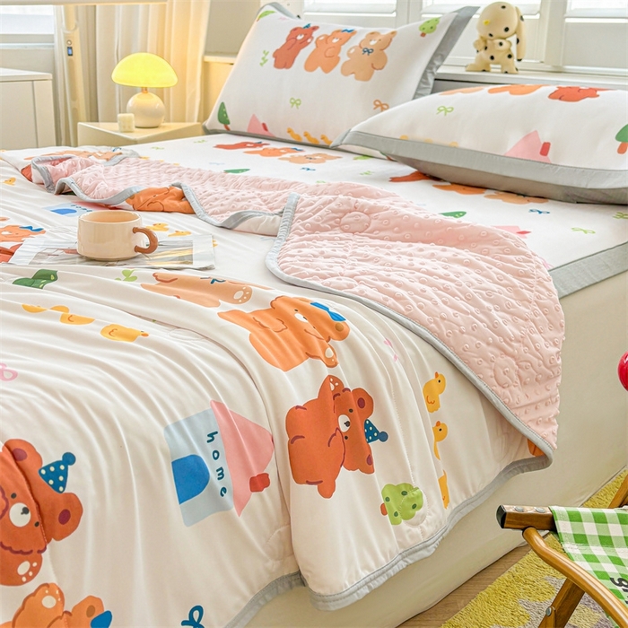 91家纺网 家纺一手货源 找家纺 雯豆2025夏季新品冰丝碳光凉席+凉感丝印花夏被四件套卡通小清新绑带席子四件套 冰丝夏被四件套-小熊伙伴