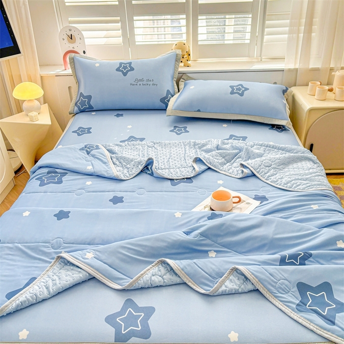 91家纺网 家纺一手货源 找家纺 雯豆2025夏季新品冰丝碳光凉席+凉感丝印花夏被四件套卡通小清新绑带席子四件套 冰丝夏被四件套-浩瀚星辰