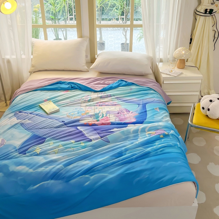 91家纺网 家纺一手货源 找家纺 大世界被王 2025年新款大版印花卡通凉感丝夏被 海底萌宠-兰