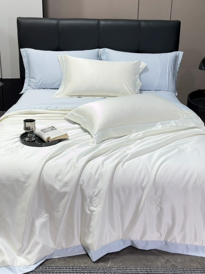 91家纺网 家纺一手货源 找家纺 丽卡家纺 2025新款凉爽鸭天丝夏被四件套 米白+水兰