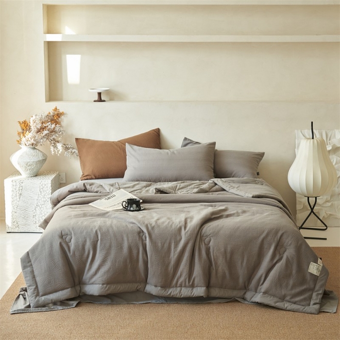 91家纺网 家纺一手货源 找家纺 金鹰 2025新款A类纯棉水洗棉三层流年提花大豆夏被四件套 流年-浅灰