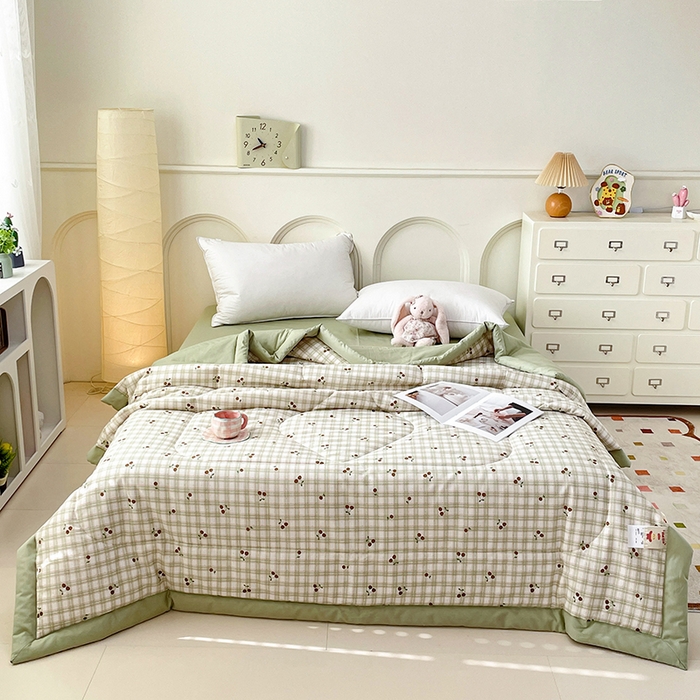 91家纺网 家纺一手货源 找家纺 宜家坊 2025新款全棉夏被碎花卡通小清新简约纯棉夏凉被夏被四件套三件套 樱桃格子绿