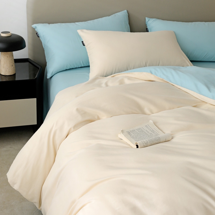 91家纺网 家纺一手货源 找家纺 2025年纯色双拼60支纯棉被套 奶白+婴儿蓝