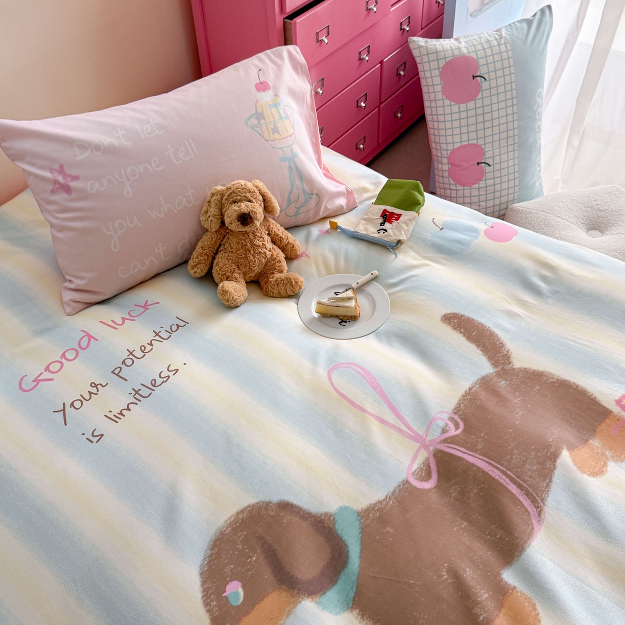 91家纺网 家纺一手货源 找家纺 美乐迪家纺 2025新款大版全棉四件套 露丝的腊肠狗