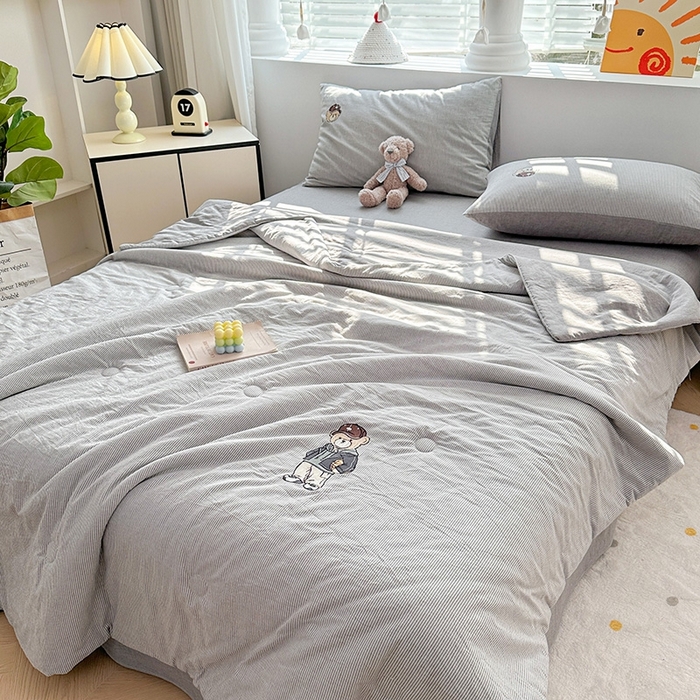 91家纺网 家纺一手货源 找家纺 大境2025新款专版纯棉色织水洗棉刺绣全棉夏被四件套夏凉被 篮球小熊-细条灰
