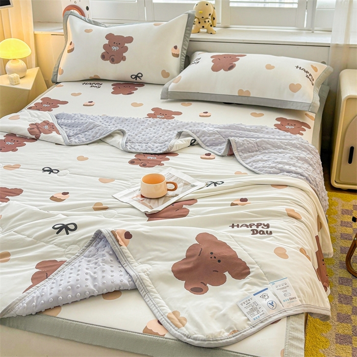 91家纺网 家纺一手货源 找家纺 （总）雯豆2025夏季新品冰丝碳光凉席+凉感丝印花夏被四件套卡通小清新绑带席子四件套