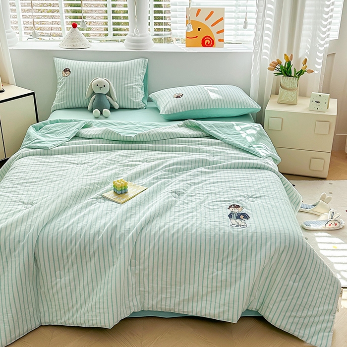 91家纺网 家纺一手货源 找家纺 大境 2025新款专版纯棉色织水洗棉刺绣全棉夏被四件套 篮球小熊-条纹绿