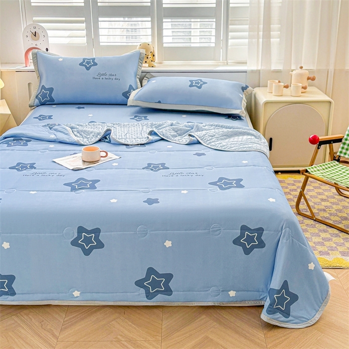 91家纺网 家纺一手货源 找家纺 雯豆2025夏季新品冰丝碳光凉席+凉感丝印花夏被四件套卡通小清新绑带席子四件套 冰丝夏被四件套-浩瀚星辰