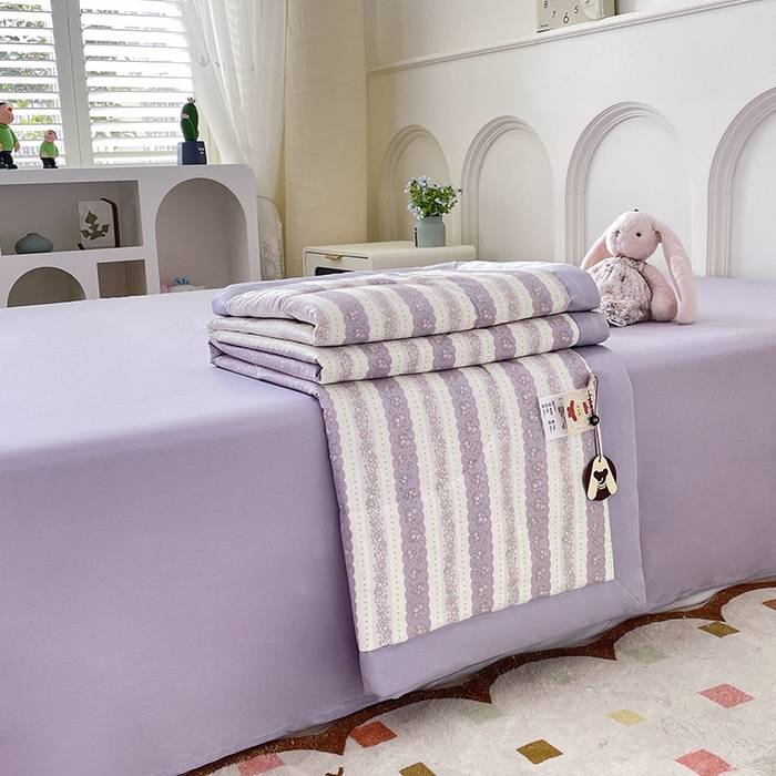 91家纺网 家纺一手货源 找家纺 宜家坊 2025新款全棉夏被碎花卡通小清新简约纯棉夏凉被夏被四件套三件套 紫朱华