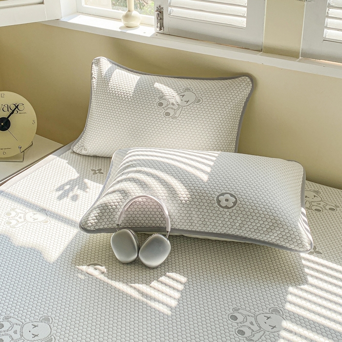 91家纺网 家纺一手货源 找家纺 缦卡琳家纺 2025新款按摩豆豆凉席三件套 开心小熊灰色