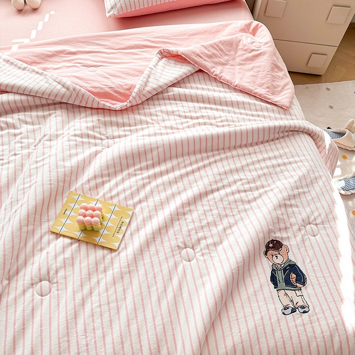 91家纺网 家纺一手货源 找家纺 大境2025新款专版纯棉色织水洗棉刺绣全棉夏被四件套夏凉被 篮球小熊-条纹粉