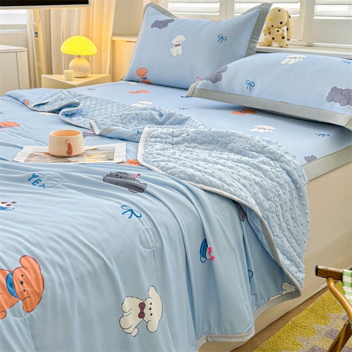 91家纺网 家纺一手货源 找家纺 雯豆2025夏季新品冰丝碳光凉席+凉感丝印花夏被四件套卡通小清新绑带席子四件套 冰丝夏被四件套-旺财