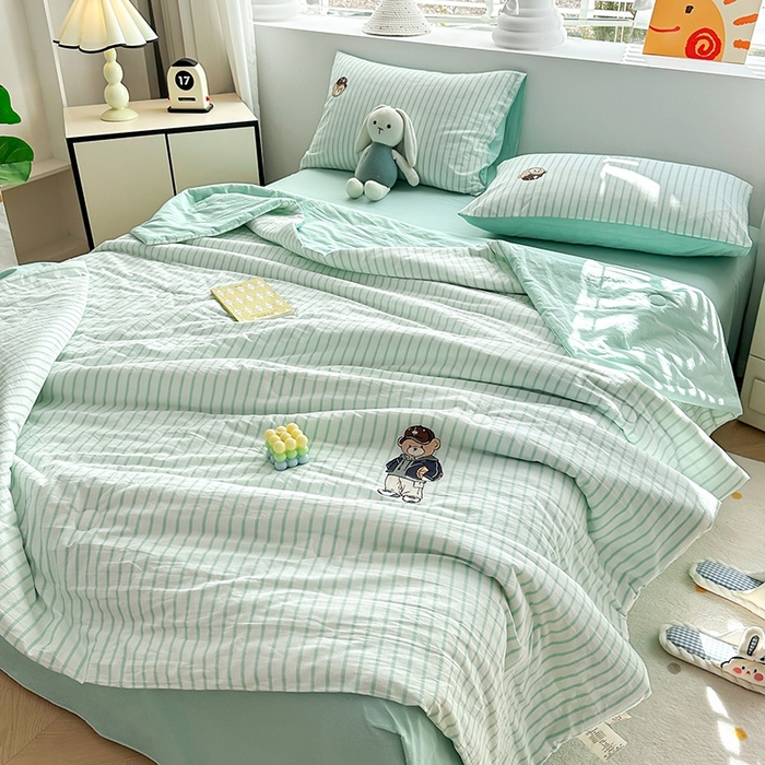 91家纺网 家纺一手货源 找家纺 大境2025新款专版纯棉色织水洗棉刺绣全棉夏被四件套夏凉被 篮球小熊-条纹绿