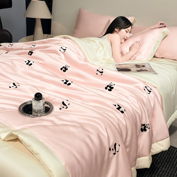 91家纺网 家纺一手货源 找家纺 如一 2024新款满绣系列水洗冰丝夏被四件套熊猫-粉米