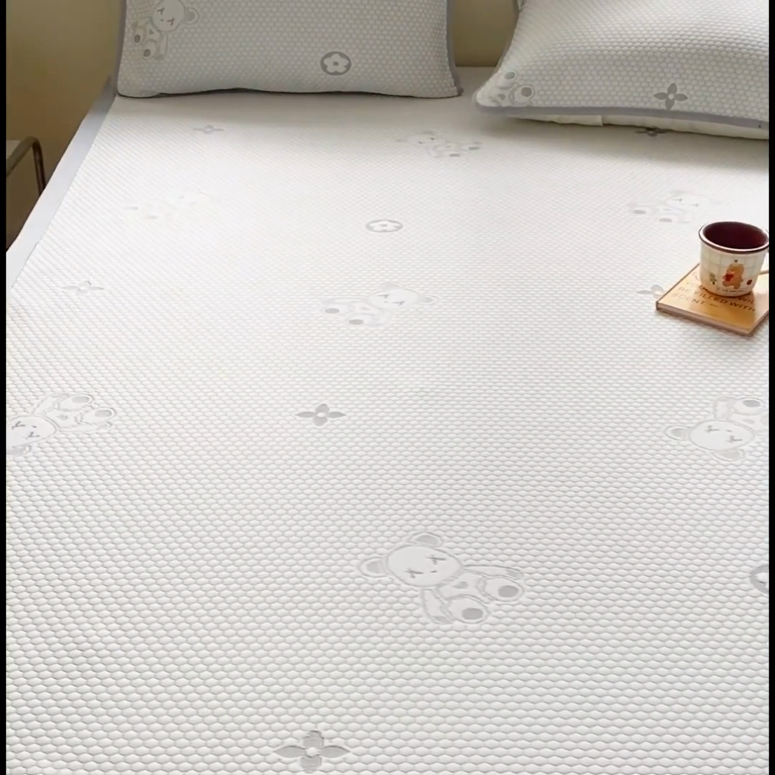 91家纺网 家纺一手货源 找家纺 缦卡琳家纺 2025新款按摩豆豆凉席三件套 开心小熊灰色