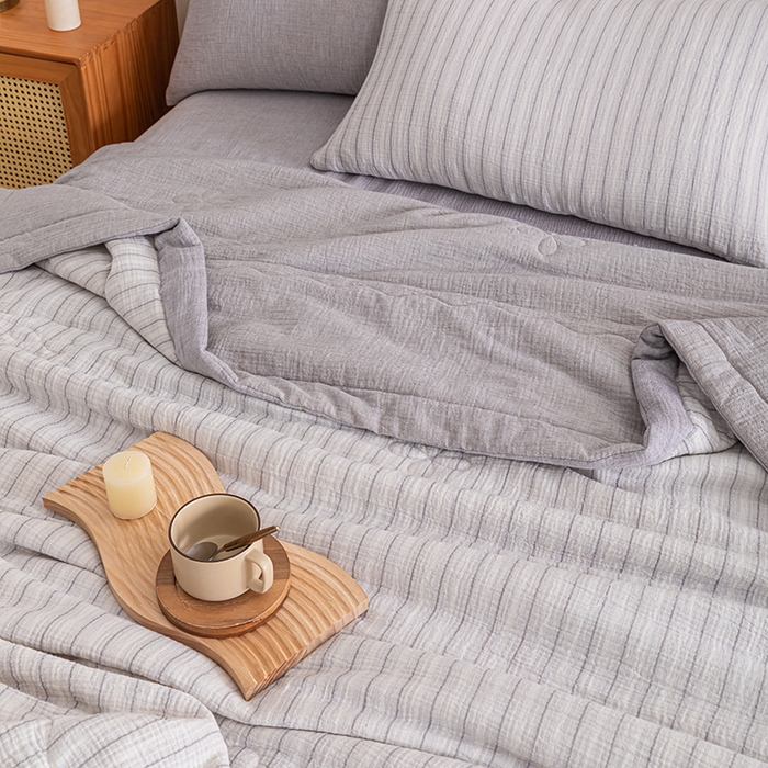 91家纺网 家纺一手货源 找家纺 吾诺 2025 全棉色织泡泡棉双层纱夏被大豆夏被全棉夏被四件套被子被芯 浅灰条