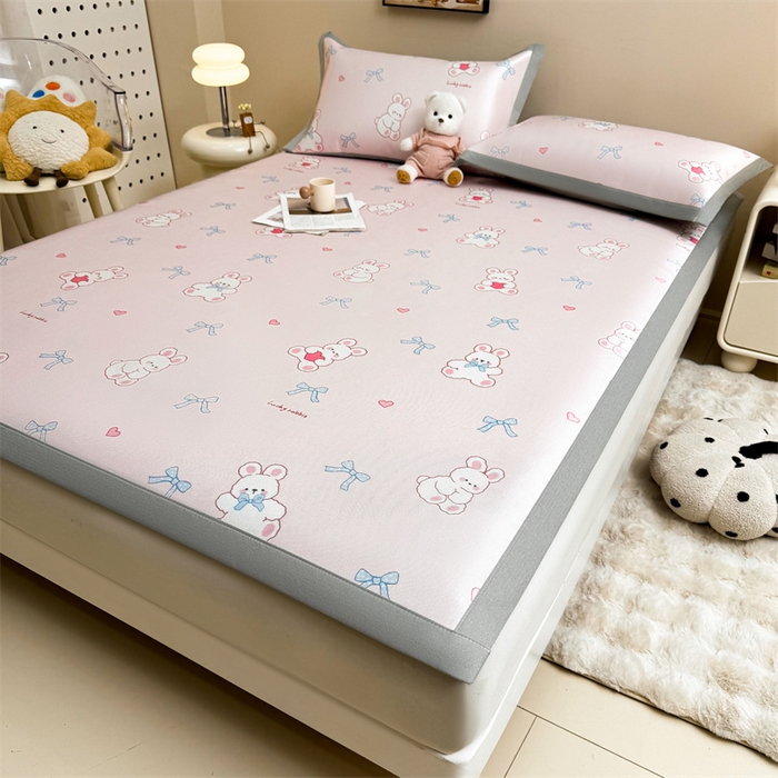 91家纺网 家纺一手货源 找家纺 雯豆2025夏季新品冰藤印花凉席三件套平铺绑带款冰丝凉席三件套 冰藤席-绑带款-爱心兔