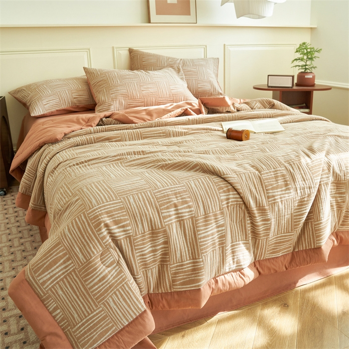 91家纺网 家纺一手货源 找家纺 金鹰 2025新款A类纯棉提花水洗棉全棉空调被大豆夏被四件套 米卡格-粉红