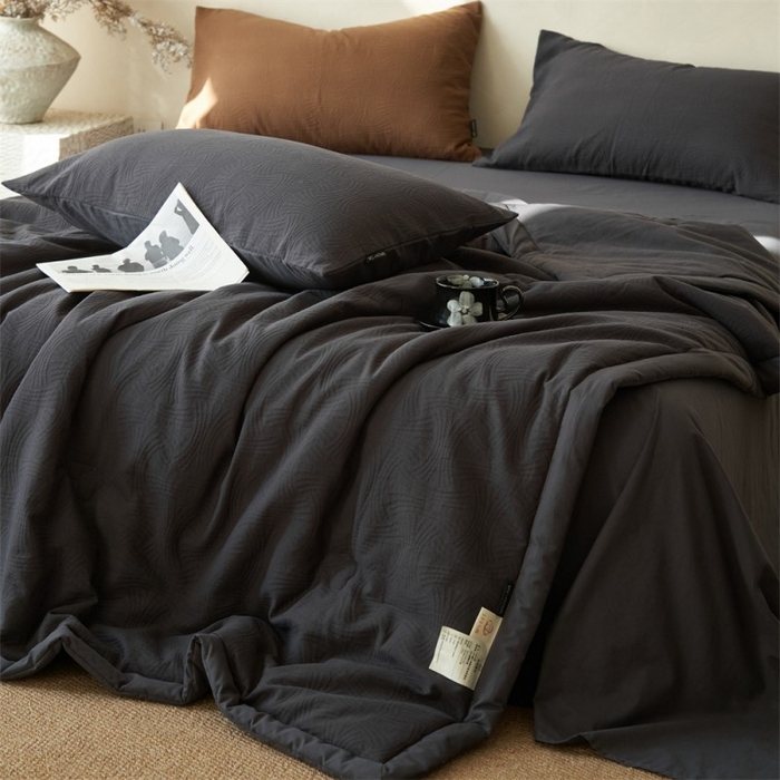 91家纺网 家纺一手货源 找家纺 金鹰 2025新款A类纯棉水洗棉三层流年提花大豆夏被四件套 流年-深灰