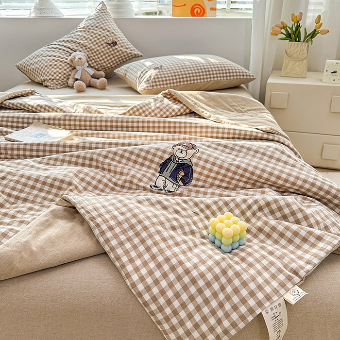 91家纺网 家纺一手货源 找家纺 大境 2025新款专版纯棉色织水洗棉刺绣全棉夏被四件套 篮球小熊-格子咖