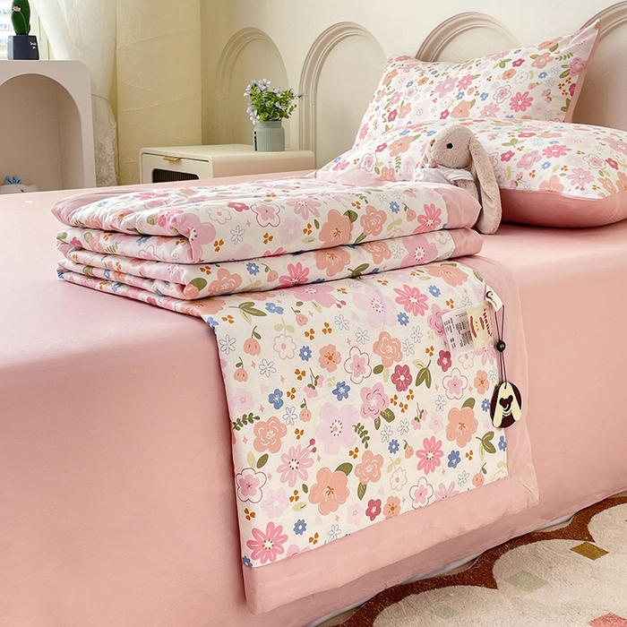 91家纺网 家纺一手货源 找家纺 宜家坊 2025新款全棉夏被碎花卡通小清新简约纯棉夏凉被夏被四件套三件套 粉色浪漫