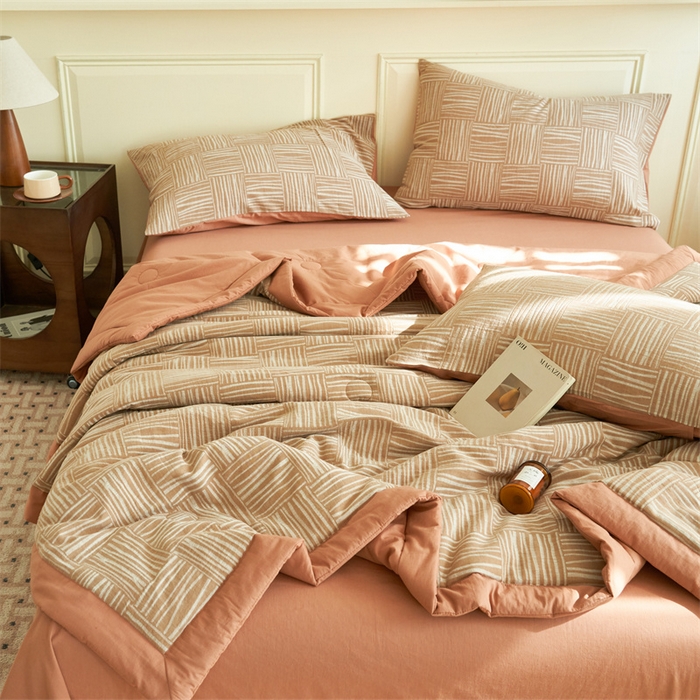 91家纺网 家纺一手货源 找家纺 金鹰 2025新款A类纯棉提花水洗棉全棉空调被大豆夏被四件套 米卡格-粉红