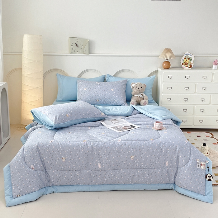 91家纺网 家纺一手货源 找家纺 宜家坊 2025新款全棉夏被碎花卡通小清新简约纯棉夏凉被夏被四件套三件套 嘉兰