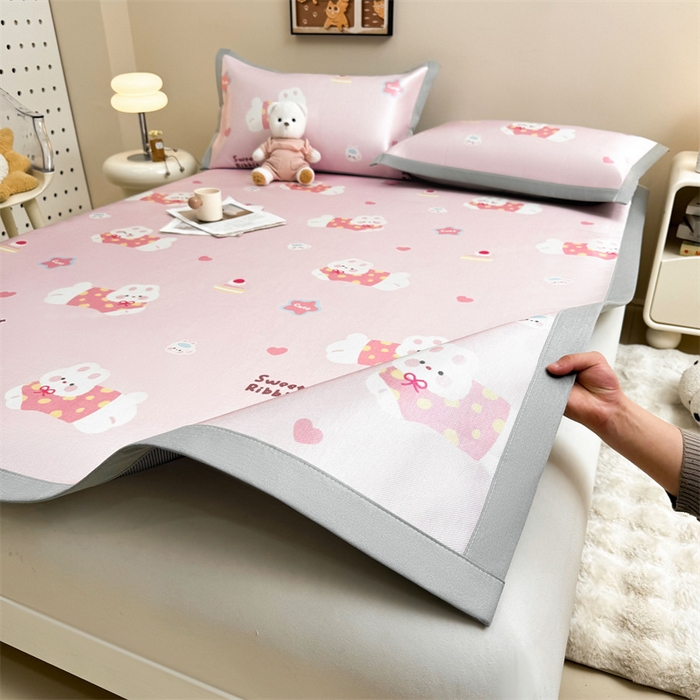 91家纺网 家纺一手货源 找家纺 雯豆2025夏季新品冰藤印花凉席三件套平铺绑带款冰丝凉席三件套 冰藤席-绑带款-甜蜜小兔