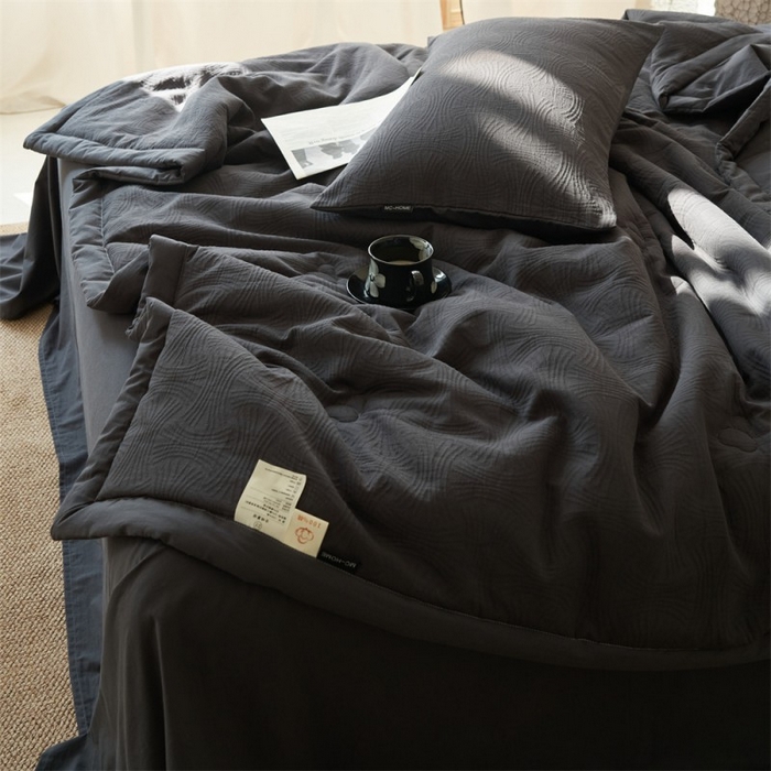 91家纺网 家纺一手货源 找家纺 金鹰 2025新款A类纯棉水洗棉三层流年提花大豆夏被四件套 流年-深灰