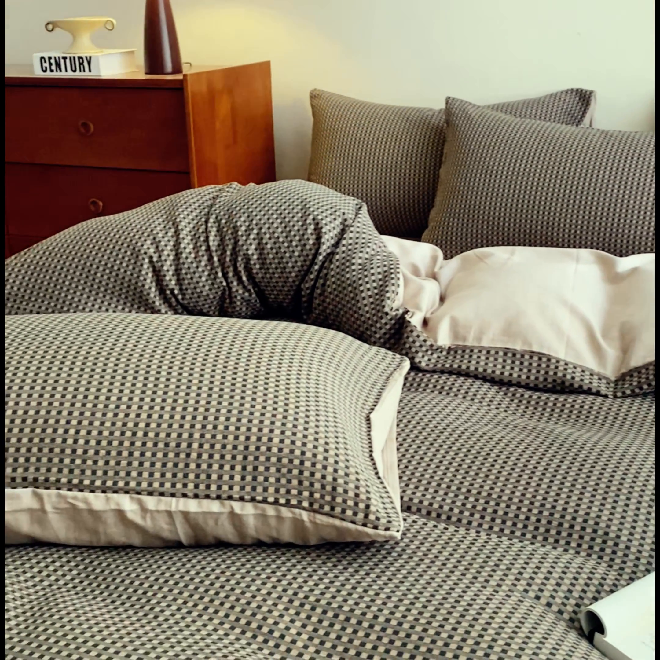 91家纺网 家纺一手货源 找家纺 2025新款A类全棉三层纱四件套 咖小格