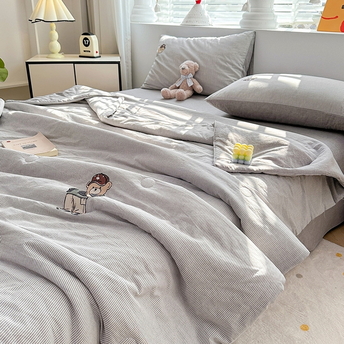 91家纺网 家纺一手货源 找家纺 大境2025新款专版纯棉色织水洗棉刺绣全棉夏被四件套夏凉被 篮球小熊-细条灰