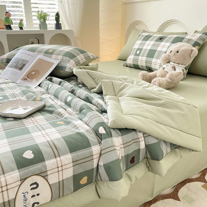 91家纺网 家纺一手货源 找家纺 宜家坊 2025新款全棉夏被碎花卡通小清新简约纯棉夏凉被夏被四件套三件套 爱心格绿