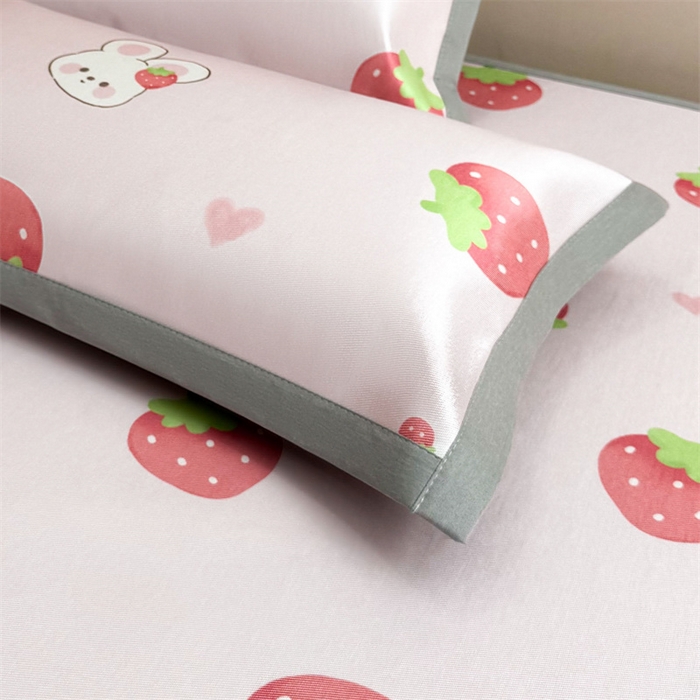 91家纺网 家纺一手货源 找家纺 雯豆2025夏季新品冰藤印花凉席三件套平铺绑带款冰丝凉席三件套 冰藤席-绑带款-草莓兔