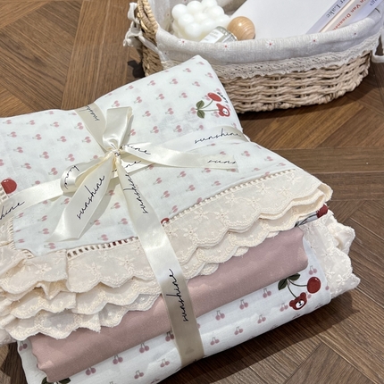 荣轩家居 2025新款全棉双层纱镂空花边工艺款四件套樱桃小熊