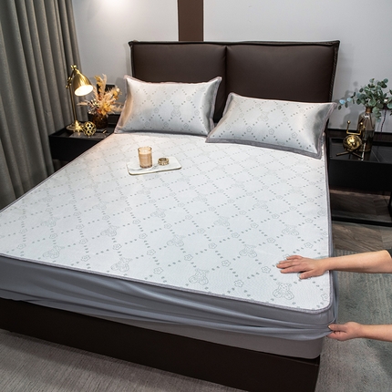 91家纺网 家纺一手货源 找家纺 摩妮卡 2025新款高精密粗冰丝席床笠款三件套 贝贝熊-暮云灰