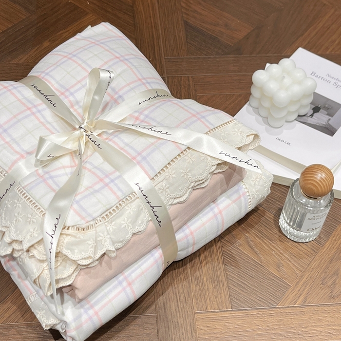 91家纺网 家纺一手货源 找家纺 荣轩家居 2025新款全棉双层纱镂空花边工艺款四件套奶香芋泥