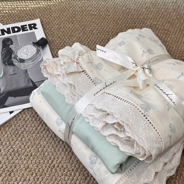 91家纺网 家纺一手货源 找家纺 荣轩家居 2025新款全棉双层纱镂空花边工艺款四件套樱桃玫瑰-蓝