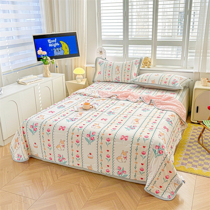 91家纺网 家纺一手货源 找家纺 雯豆2025夏季新品冰丝碳光凉席+凉感丝印花夏被四件套卡通小清新绑带席子四件套 冰丝夏被四件套-浪漫花丛