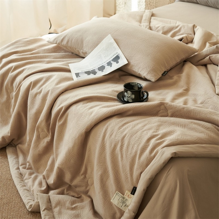 91家纺网 家纺一手货源 找家纺 金鹰 2025新款A类纯棉水洗棉三层流年提花大豆夏被四件套 流年-浅驼