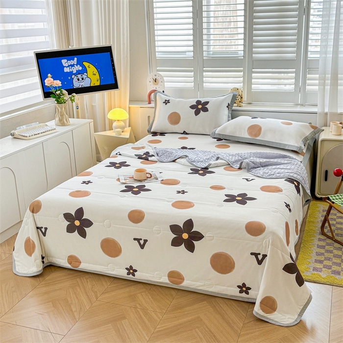 91家纺网 家纺一手货源 找家纺 雯豆2025夏季新品冰丝碳光凉席+凉感丝印花夏被四件套卡通小清新绑带席子四件套 冰丝夏被四件套-五瓣花