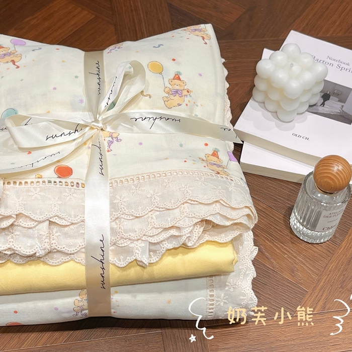 91家纺网 家纺一手货源 找家纺 荣轩家居 2025新款全棉双层纱镂空花边工艺款四件套奶芙小熊