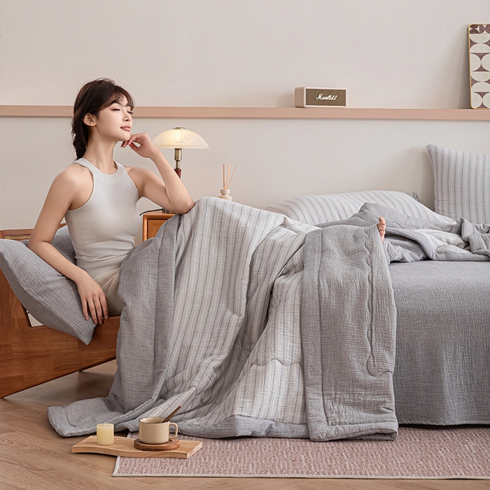 91家纺网 家纺一手货源 找家纺 吾诺 2025 全棉色织泡泡棉双层纱夏被大豆夏被全棉夏被四件套被子被芯 浅灰条