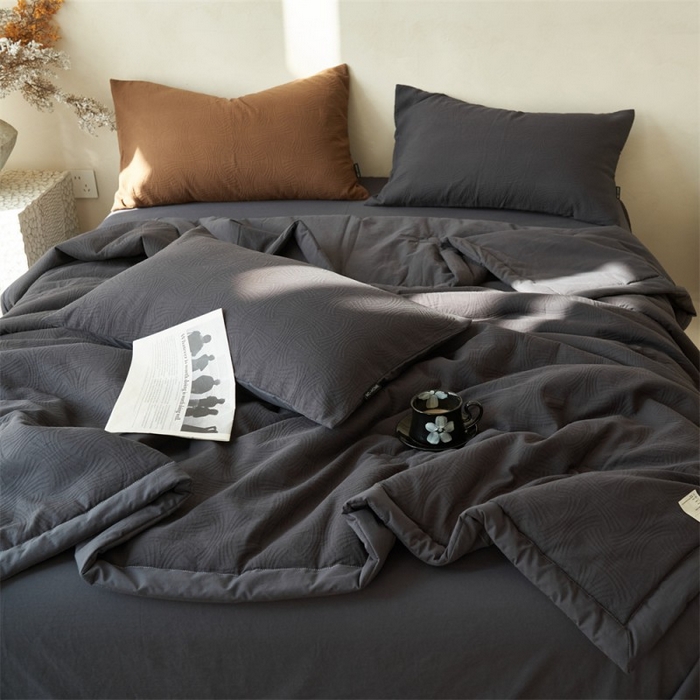 91家纺网 家纺一手货源 找家纺 金鹰 2025新款A类纯棉水洗棉三层流年提花大豆夏被四件套 流年-深灰