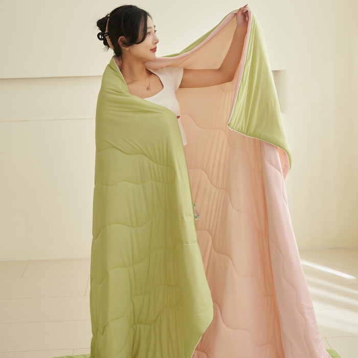 91家纺网 家纺一手货源 找家纺 畅销被业2025新款凉感丝抗菌羽丝棉夏被 果绿-粉色