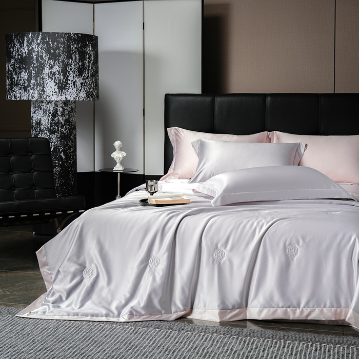 91家纺网 家纺一手货源 找家纺 丽卡家纺 2025新款凉爽鸭天丝夏被四件套 卡其+浅灰