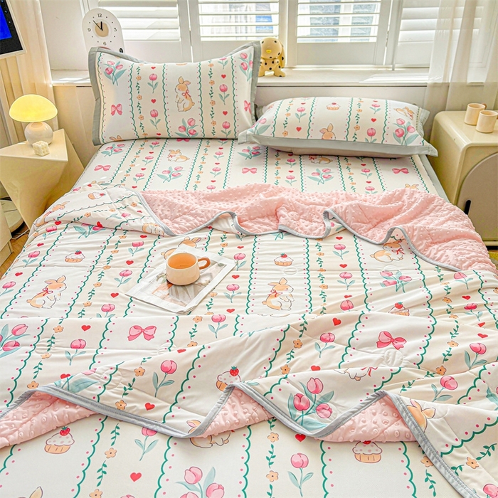 91家纺网 家纺一手货源 找家纺 雯豆2025夏季新品冰丝碳光凉席+凉感丝印花夏被四件套卡通小清新绑带席子四件套 冰丝夏被四件套-浪漫花丛